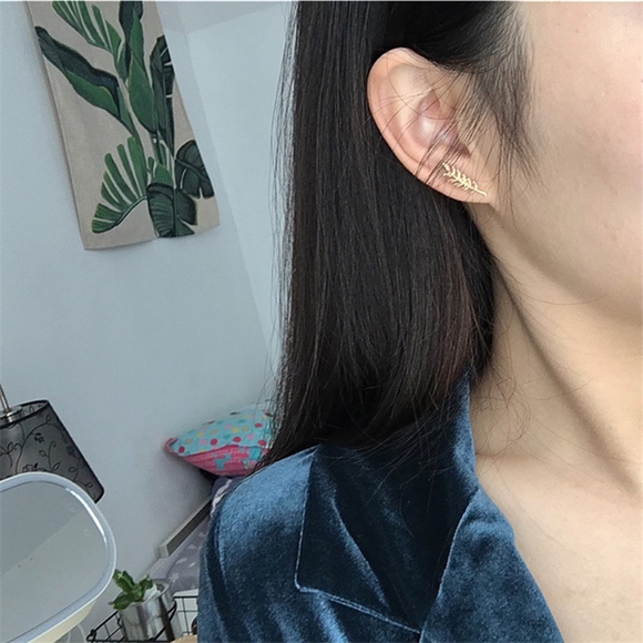 Feather shape earrings - Picture 3 of 3